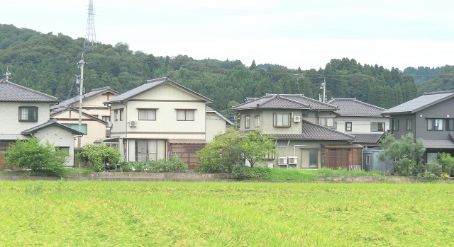 ご実家の玄関先を見守る女性スタッフ