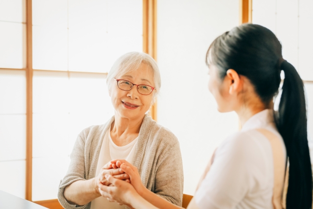 女性スタッフがご高齢の方に付き添っている様子